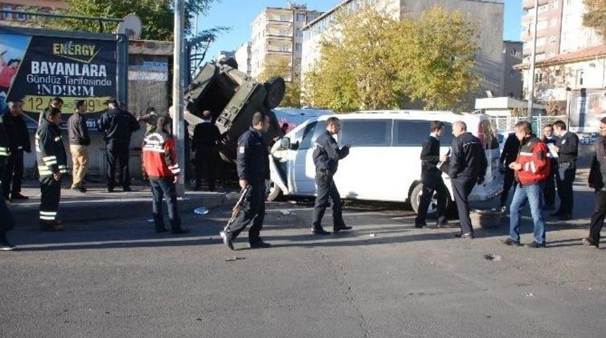 Diyarbakır&rsquo;da Trafik Kazası: 4&rsquo;&uuml; Asker, 5 Yaralı