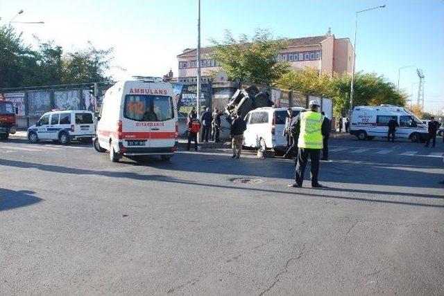 Diyarbakır’da Trafik Kazası: 4’ü Asker, 5 Yaralı