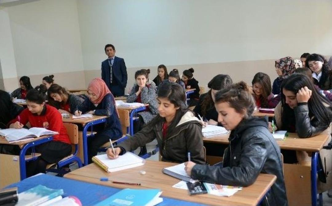 (&ouml;zel Haber) Azmetti Başarısını &Ouml;ğretmenlikle Ta&ccedil;landırdı