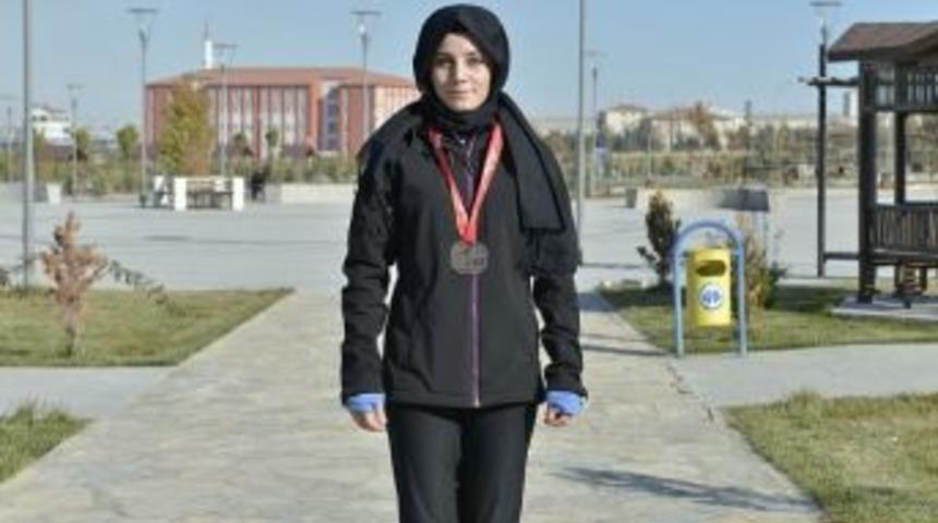 Km&uuml; &Ouml;ğrencisi Avrupa &Uuml;&ccedil;&uuml;nc&uuml;s&uuml; Oldu