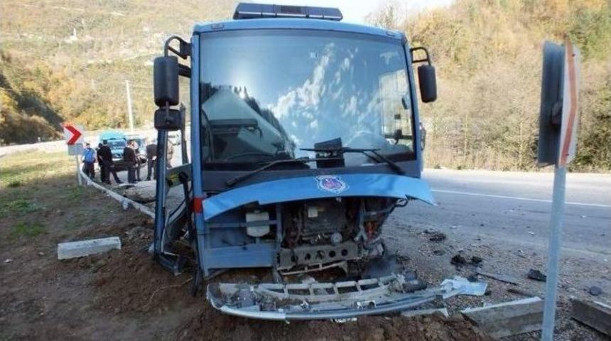 Cezaevi Aracı İle Otomobil &Ccedil;arpıştı: 2 Yaralı