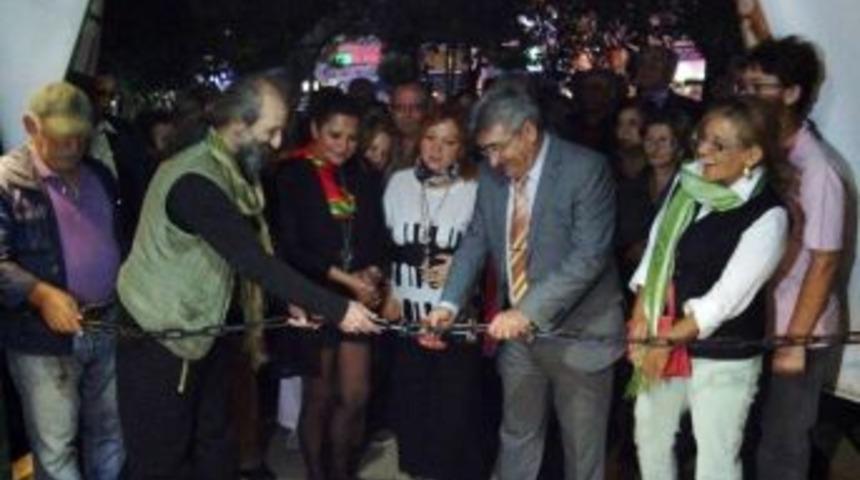 Sergi A&ccedil;ılışında Kurdele Yerine Zincir Kestiler