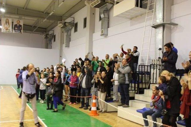 Foçalı Kadınlar Basket Maçlarını Kaçırmıyor