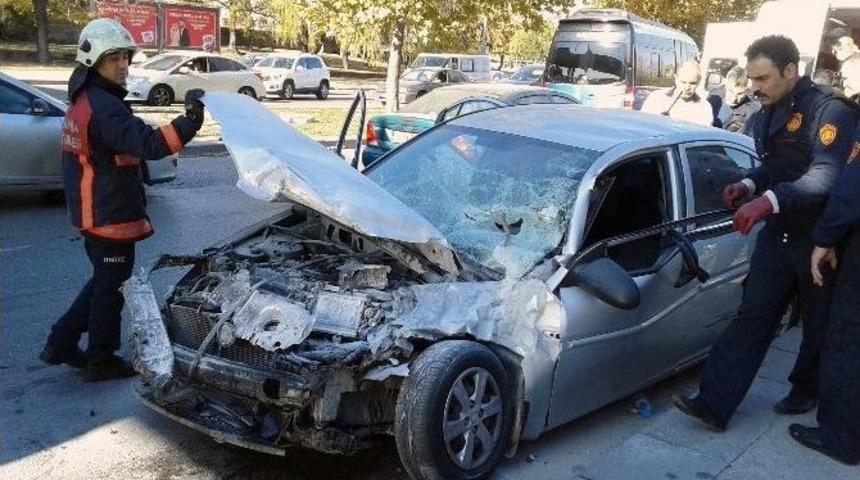 Başkent’te Dolmuş İle Otomobil Çarpıştı: 1 Yaralı