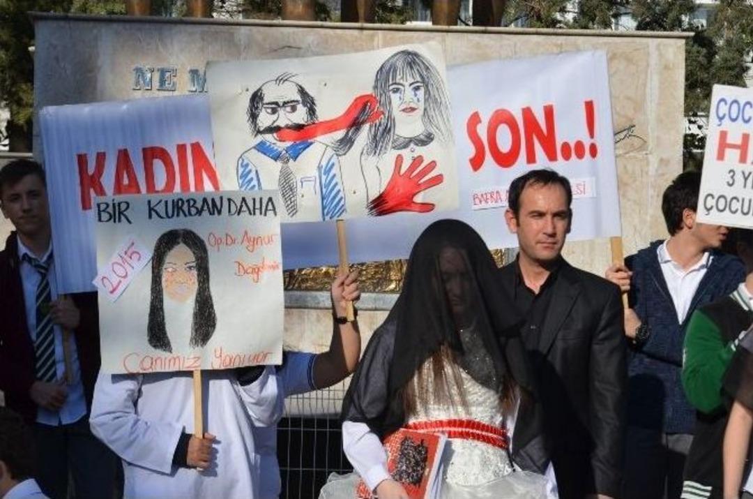 &Ouml;ğrencilerden Kadına Şiddete Protesto