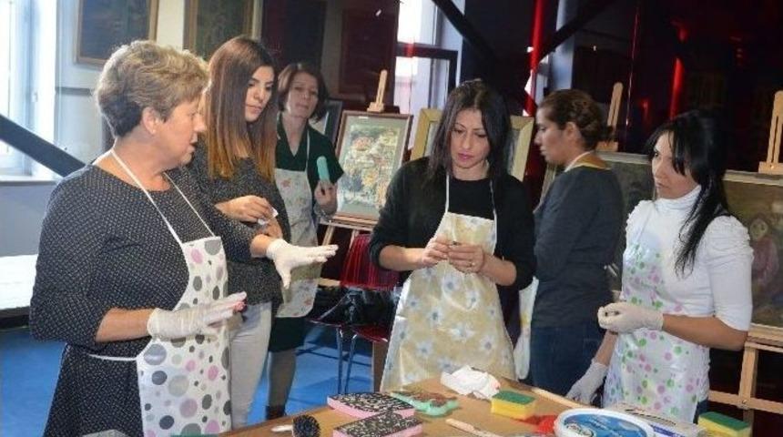 Kadınlar Ahşap Baskıyla &ldquo;yazma&rdquo;ları S&uuml;sledi