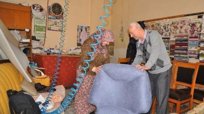 Koltuk&ccedil;u Nine Erkeklere Taş &Ccedil;ıkartıyor