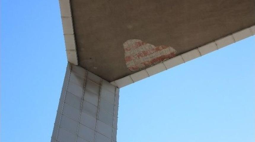 İş Merkezinin Tavanından Sıva Yağdı