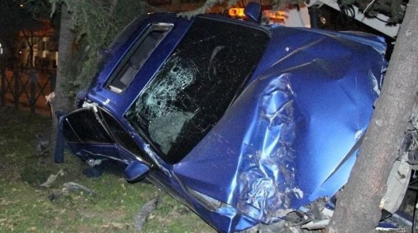 Otomobil Ağaca &Ccedil;arptı: 2 Yaralı