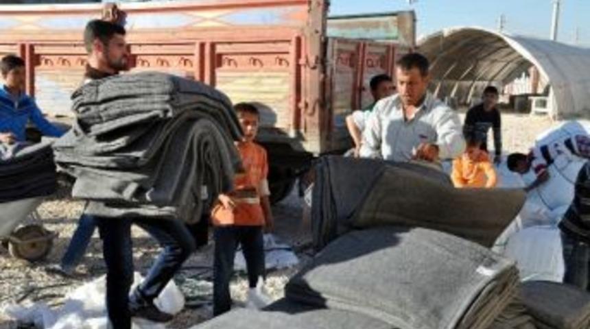 &Ccedil;adır Kentte 30 Bin M&uuml;lteciye Kışlık Battaniye Dağıtımı