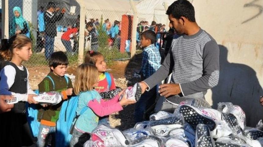 &Ccedil;adır Kentteki 9 Bin &Ouml;ğrenciye Ayakkabı Dağıtımı