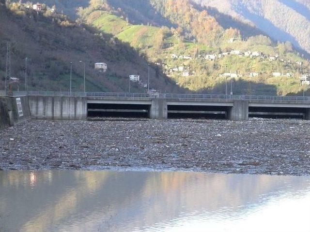 Sel Suları İle Gelen Kirlilik Muratlı Barajı’nı Çöplüğe Döndürdü