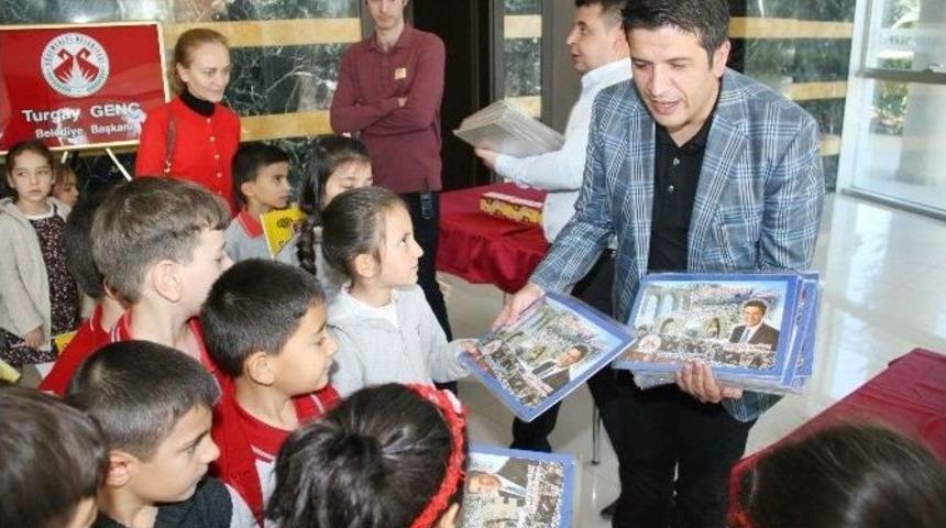 Başkan Turgay Gen&ccedil; &Ccedil;ocuklarla Tiyatro İzledi