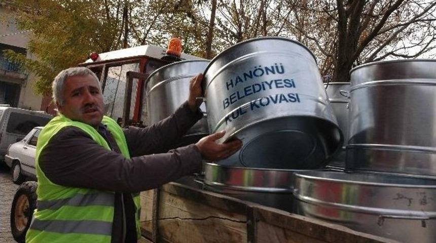 Han&ouml;n&uuml; Belediyesi K&uuml;l Kovası Dağıttı