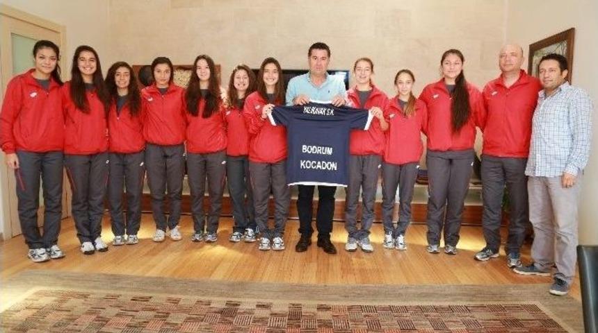 Hentbolcular Başkan Kocadon&rsquo;a Teşekk&uuml;r Etti