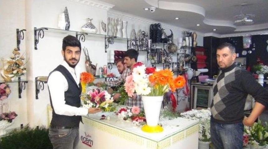 &Ouml;ğretmenler G&uuml;n&uuml; &Ccedil;i&ccedil;ek&ccedil;ileri Sevindirdi