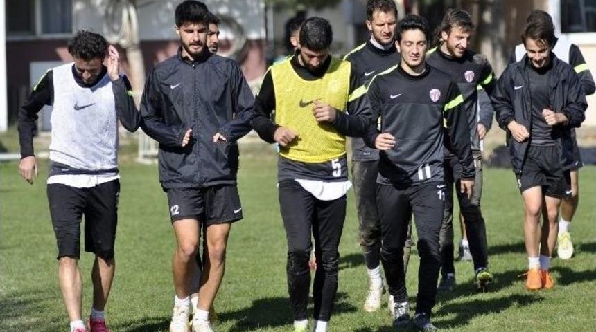 İneg&ouml;lspor Sıkıntılı G&uuml;nleri Geride Bırakmak İstiyor