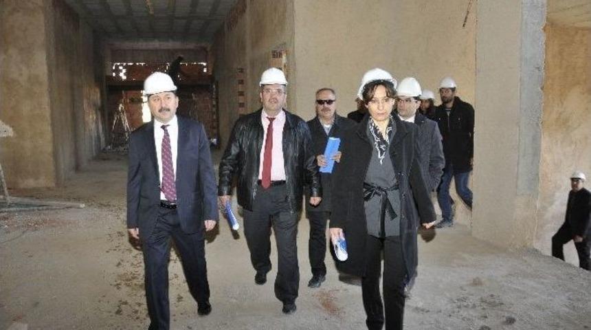 Rekt&ouml;r G&ouml;kbel, Kamp&uuml;s Alanındaki İnşaatları İnceledi