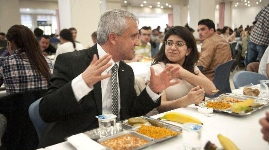 Rekt&ouml;r G&uuml;ndoğan&rsquo;dan &Ouml;ğrencilere Kahvaltı M&uuml;jdesi