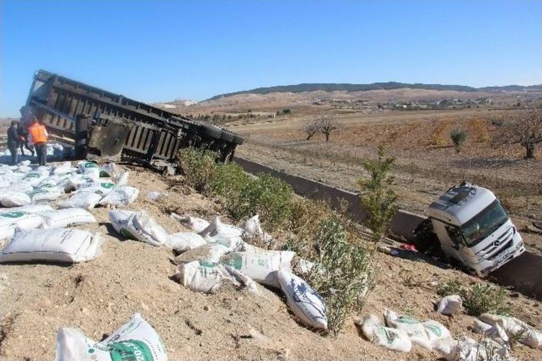 G&uuml;bre Y&uuml;kl&uuml; Kamyon Şarampole U&ccedil;tu: 2 Yaralı