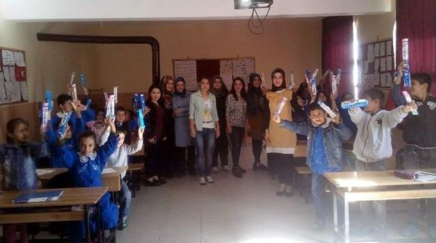 Üniversiteli Gençlerden, Kadınlar Ve Çocuklara Eğitim