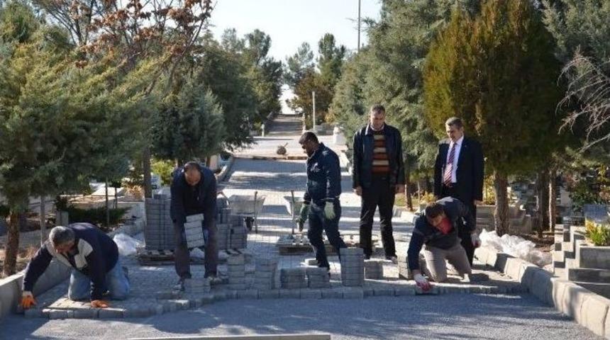 Şehir Mezarlığı&rsquo;na Parke Taşı D&ouml;şeniyor