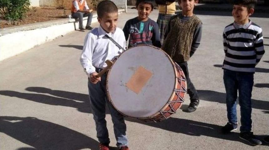 &Ouml;ğretmenlerini Davulla Karşıladı