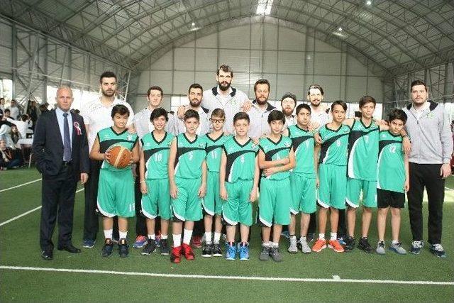 K&uuml;lt&uuml;rl&uuml; &Ouml;ğrenciler Basketbolcularla Bir Araya Geldi 1