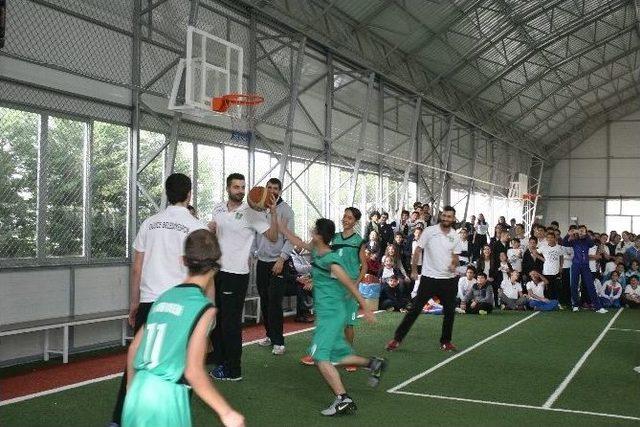 K&uuml;lt&uuml;rl&uuml; &Ouml;ğrenciler Basketbolcularla Bir Araya Geldi 2