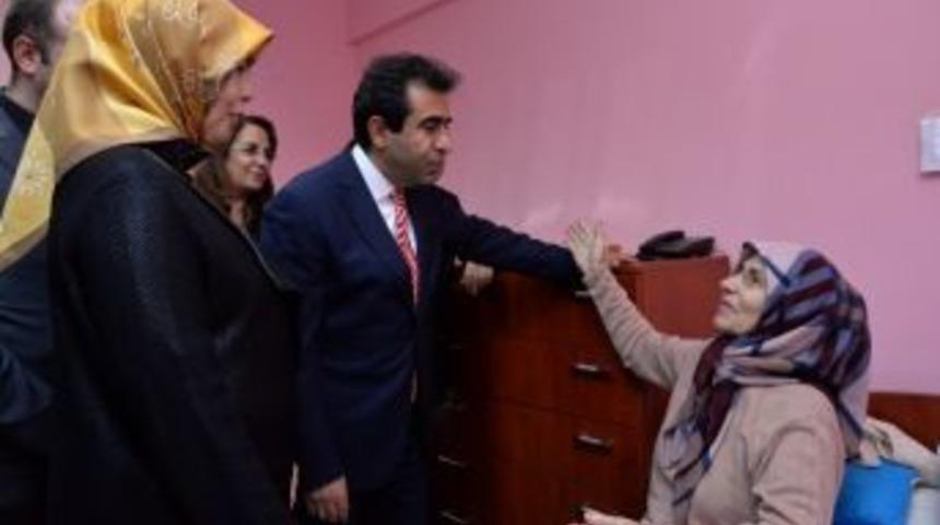 Vali G&uuml;zeloğlu Suadiye Cemal Doğan Bakım Ve Rehabilitasyon Merkezini Ziyaret Etti