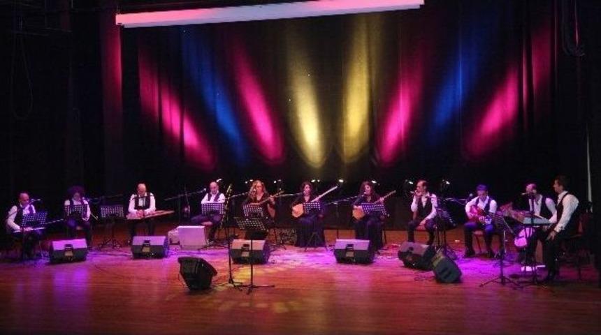 &Ouml;ğretmenler, G&uuml;nlerini Şarkılarla Kutladı