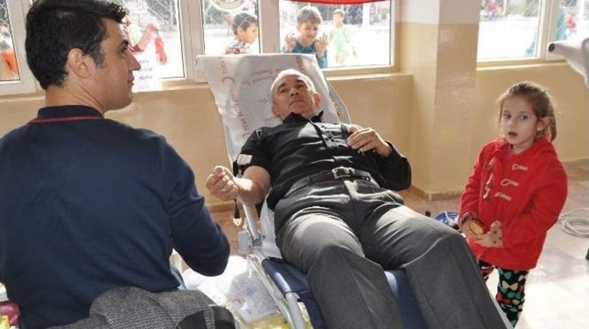 &Ouml;ğretmenler G&uuml;n&uuml;nde &Ouml;ğretmenler Kan Verdi