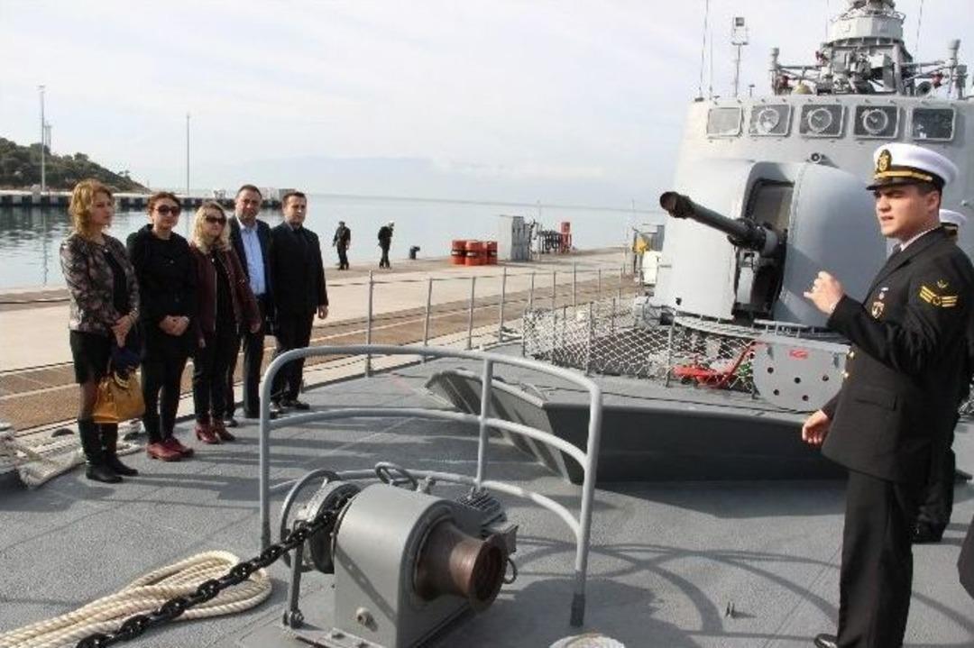 (&ouml;zel) Fo&ccedil;a Deniz &Uuml;s Komutanlığından &Ouml;ğretmenlere Jest