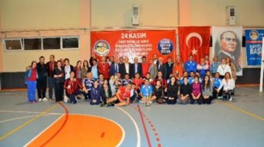 K&ouml;rfez Belediyesi &Ouml;ğretmenler Onuruna Voleybol Turnuvası D&uuml;zenledi