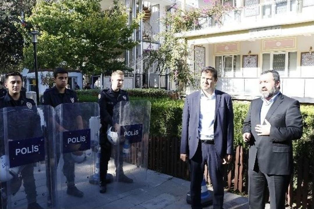 Rusya Antalya Başkonsolosluğu &Ouml;n&uuml;nde Siyah &Ccedil;elenk Krizi