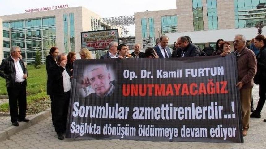 Opr. Dr. Kamil Furtun Davası &Ouml;ncesinde Adliyede Eylem