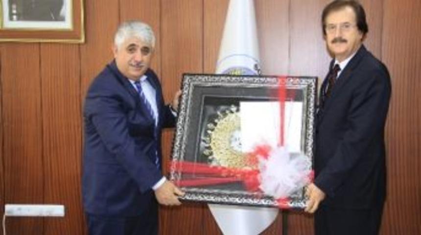 Cumhuriyet &Uuml;niversitesi Rekt&ouml;r&uuml; Prof.dr. Faruk Kocacık, Sorgun Belediye Başkanı Ahmet Şimşek&rsquo;i Makamında Ziyaret Etti