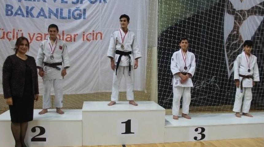 Judocular Madalyalarını &Ouml;ğretmenlerine Armağan Ettiler