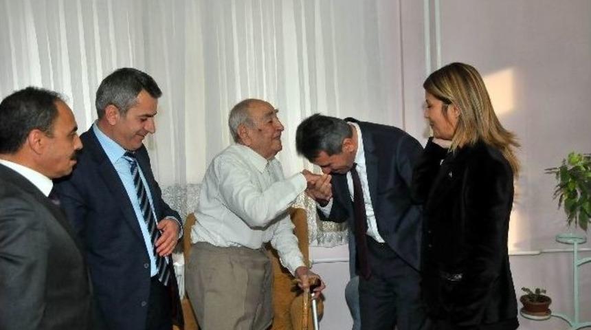 Kaymakam Sezgin&rsquo;den En Yaşlı &Ouml;ğretmen &Ccedil;ifte Ziyaret