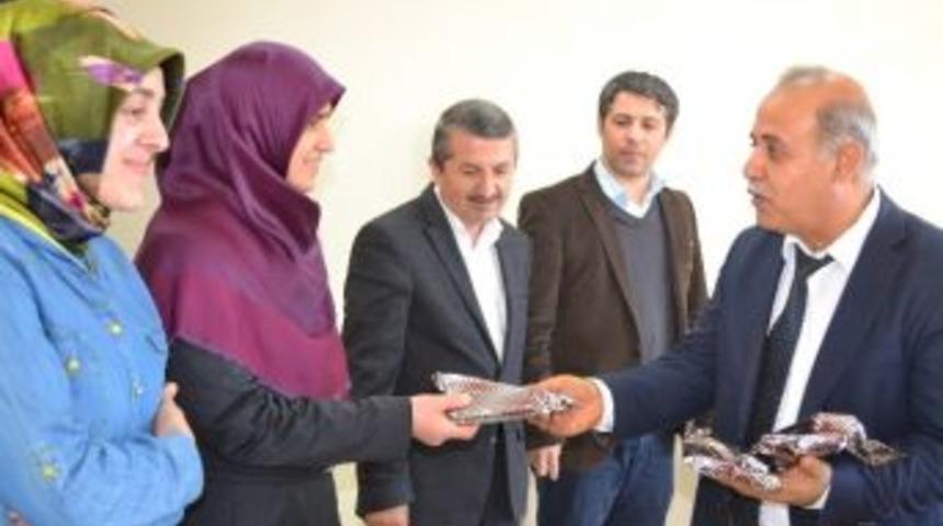 &Ouml;ğretmenlere Anahtarlık Hediye Edildi