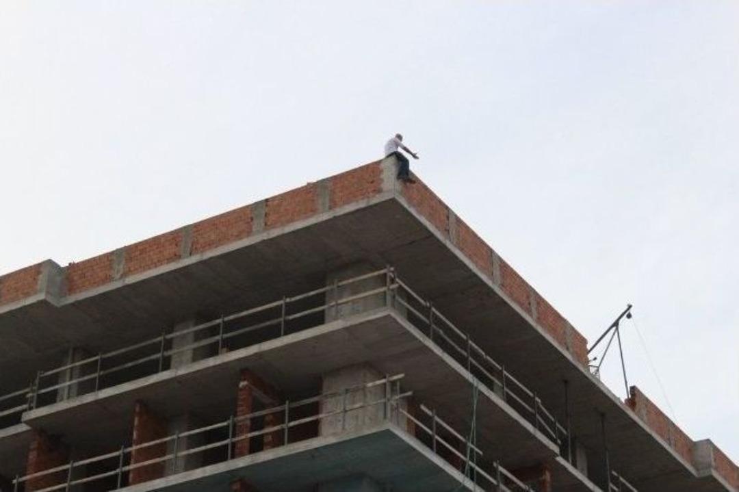 Sekiz Katlı Binanın &Ccedil;atısına &Ccedil;ıkıp İntihar Etmek İstedi