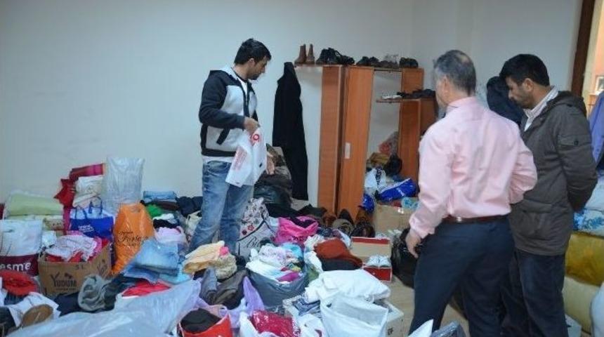 Suriyelilere Giysi Ve Gıda Yardımı