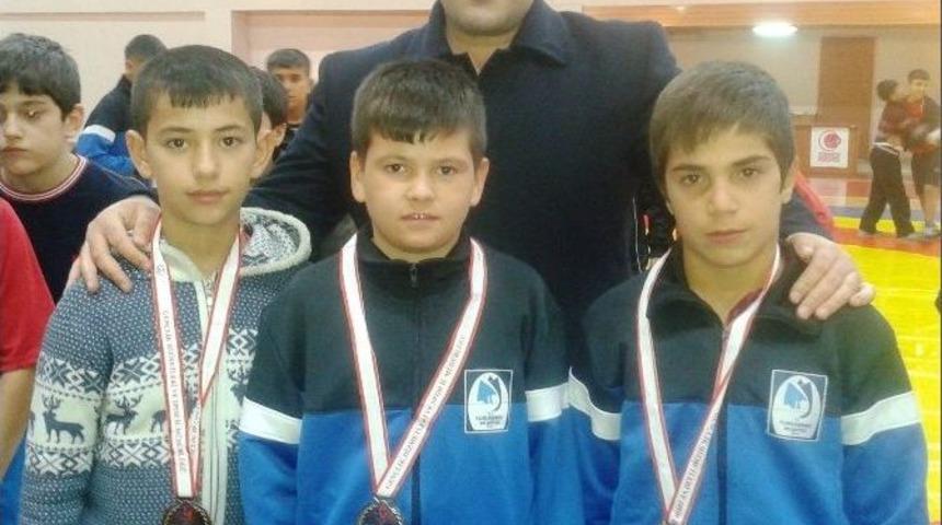 Yunusemre Belediyespor&rsquo;un G&uuml;reşte Başarısı S&uuml;r&uuml;yor