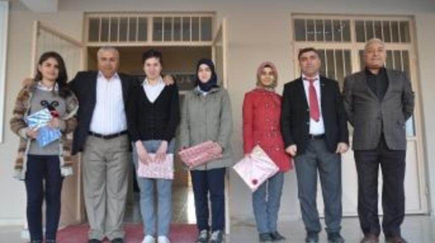 Şiir Ve Kompozisyon Yarışmasında &Ouml;d&uuml;ller Dağıtıldı