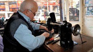 bir Pantolon Gelecek De, Paçasını Yapacağız 5 Lira Para Alacağız Diye Bekliyor