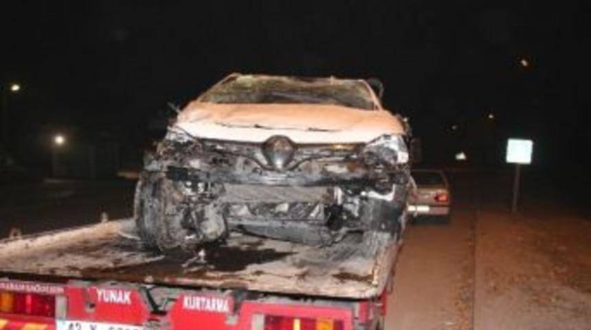 Otomobil Bah&ccedil;e Duvarına &Ccedil;arptı: İki Yaralı