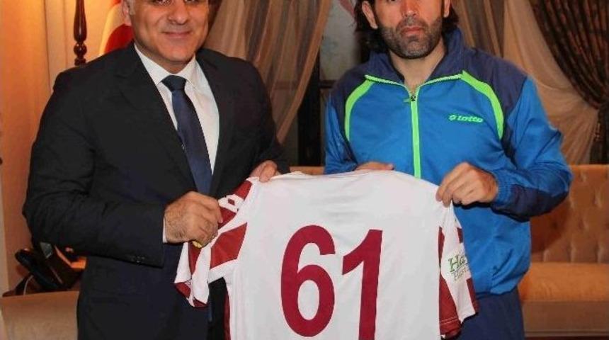 Elazığspor Teknik Direkt&ouml;r&uuml; &Uuml;z&uuml;lmez Vali&rsquo;den Destek İstedi