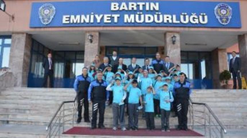 Emniyet M&uuml;d&uuml;r&uuml;nden &Ouml;ğrencilere Hediye