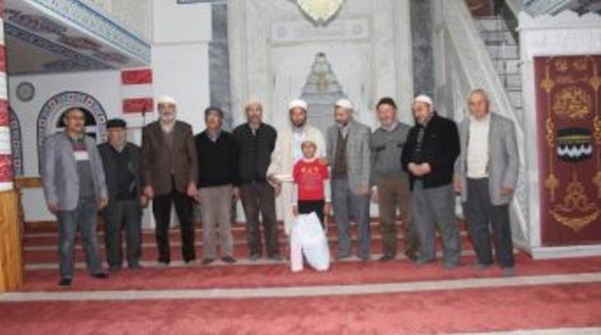 11 Yaşındaki Minik M&uuml;ezzin &Ouml;d&uuml;llendirildi