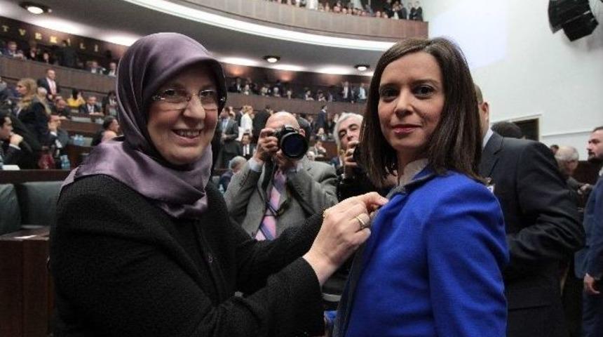 Yeni Bakan Grup Toplantısında Kadına Şiddete Dikkat &Ccedil;ekmek İ&ccedil;in Rozet Dağıttı